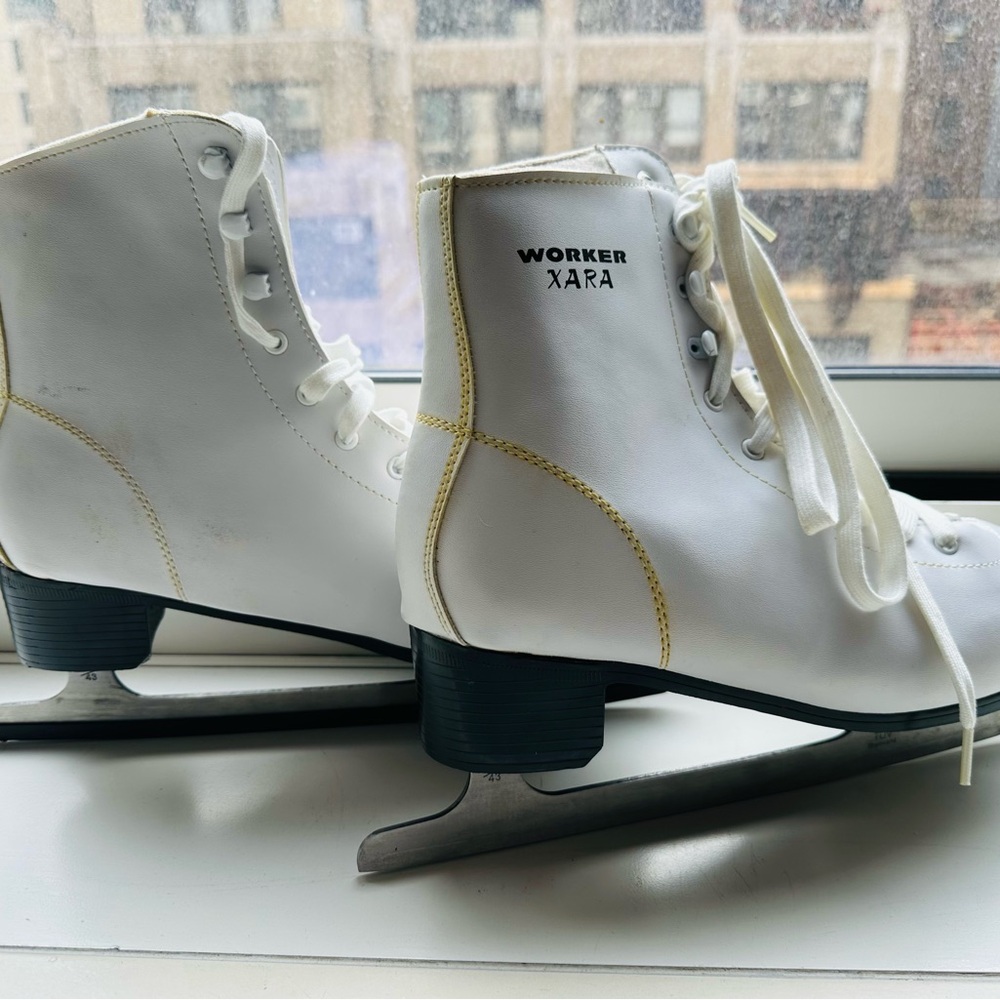 Woman ice skating shoes size 10-10.5 like new. $40